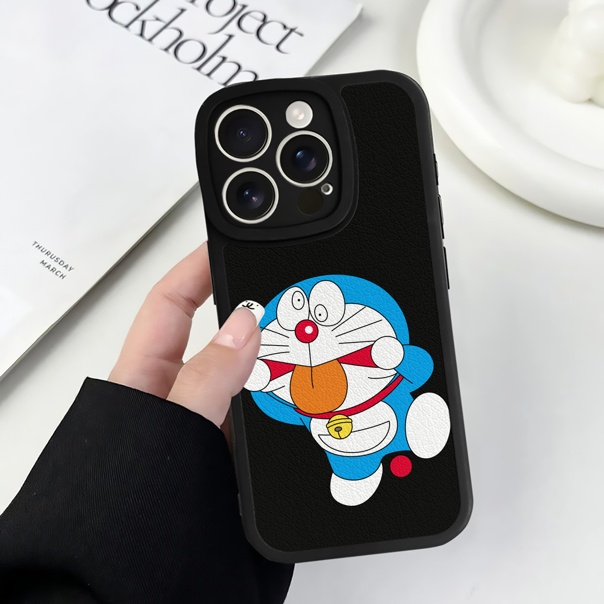 （画像用） ドラえもん Doraemon 【iPhone 16シリーズ対応】シリコンスマホケース（レザー調） 材質：シリコン